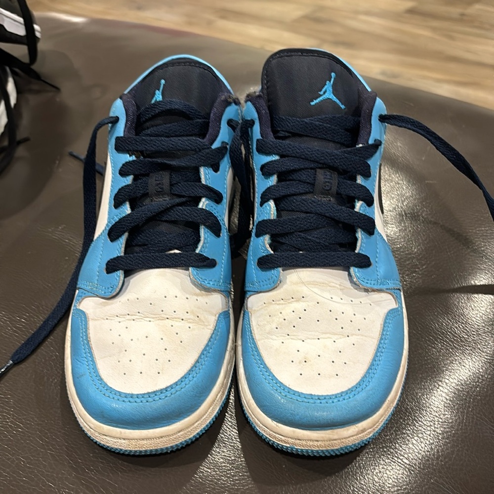 These are blue and white air jordan’s are in very good condition.